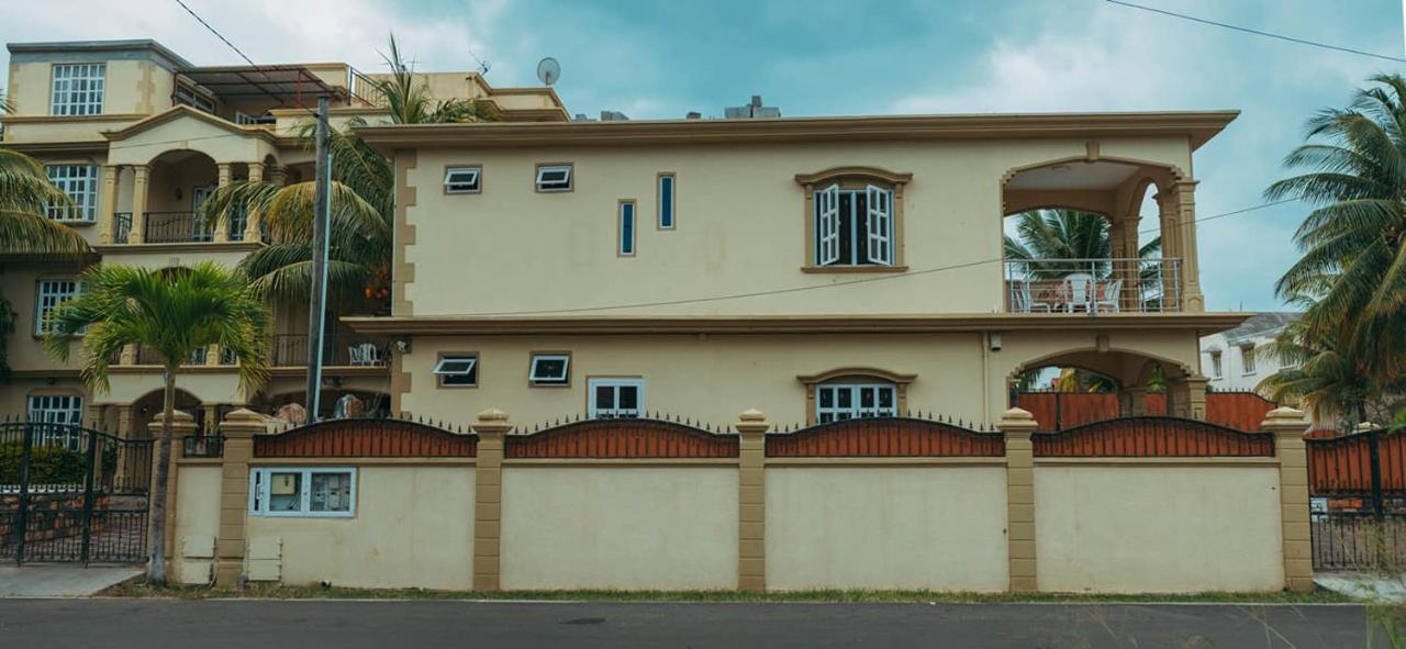 Rs Villas - Three Bedrooms Share Apartment With Private Room And Free Wifi And 100Mts To The Beach And Ac And 100Mts To Bus Stop And Pool Flic-en-Flacq Zewnętrze zdjęcie