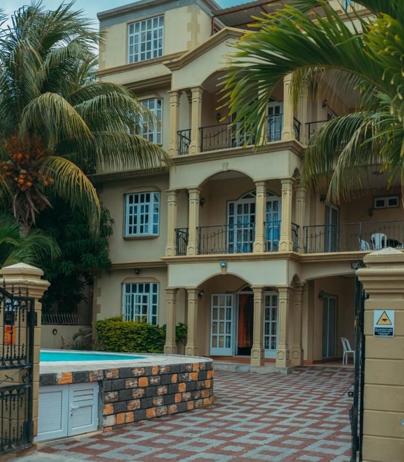 Rs Villas - Three Bedrooms Share Apartment With Private Room And Free Wifi And 100Mts To The Beach And Ac And 100Mts To Bus Stop And Pool Flic-en-Flacq Zewnętrze zdjęcie