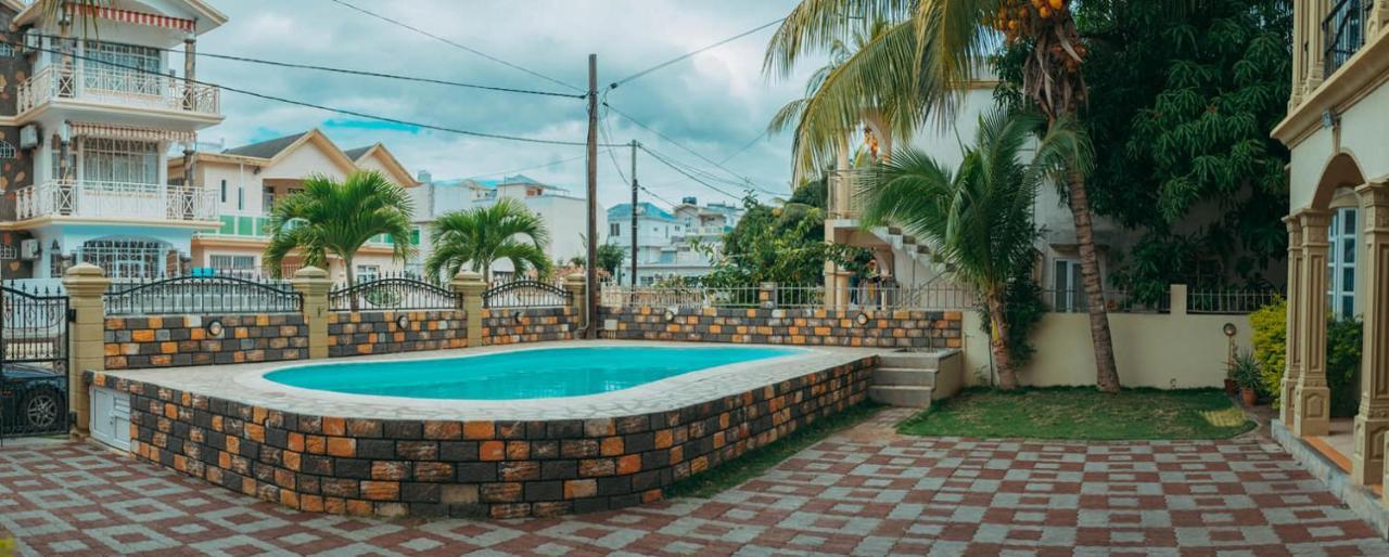 Rs Villas - Three Bedrooms Share Apartment With Private Room And Free Wifi And 100Mts To The Beach And Ac And 100Mts To Bus Stop And Pool Flic-en-Flacq Zewnętrze zdjęcie