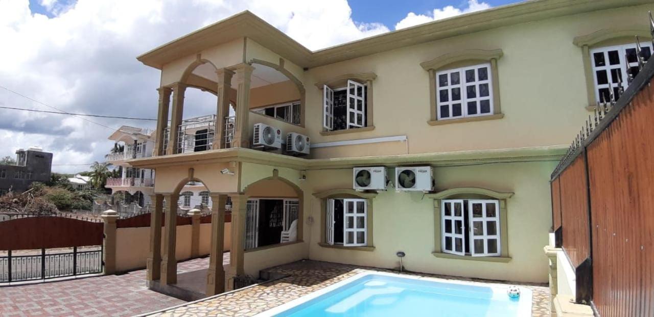 Rs Villas - Three Bedrooms Share Apartment With Private Room And Free Wifi And 100Mts To The Beach And Ac And 100Mts To Bus Stop And Pool Flic-en-Flacq Zewnętrze zdjęcie