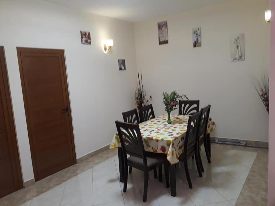 Rs Villas - Three Bedrooms Share Apartment With Private Room And Free Wifi And 100Mts To The Beach And Ac And 100Mts To Bus Stop And Pool Flic-en-Flacq Zewnętrze zdjęcie