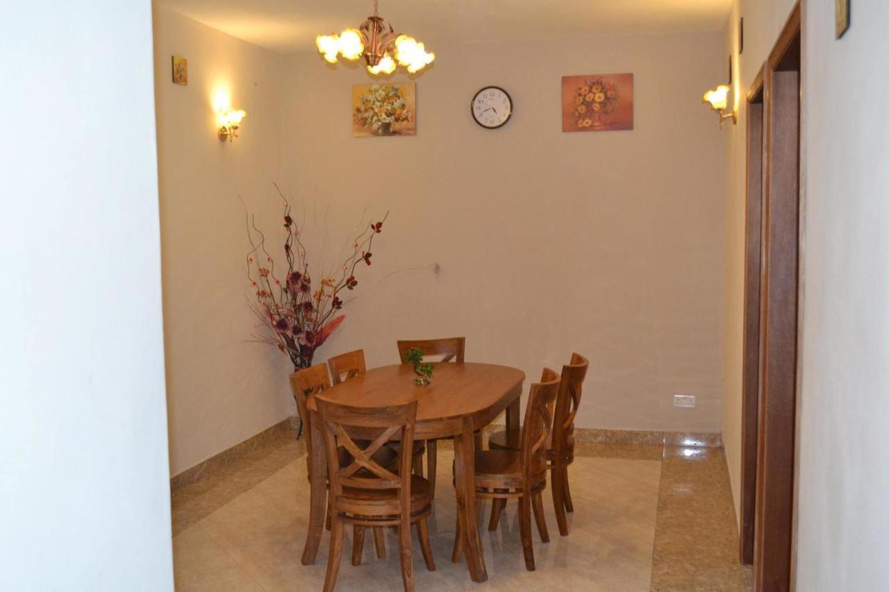 Rs Villas - Three Bedrooms Share Apartment With Private Room And Free Wifi And 100Mts To The Beach And Ac And 100Mts To Bus Stop And Pool Flic-en-Flacq Zewnętrze zdjęcie