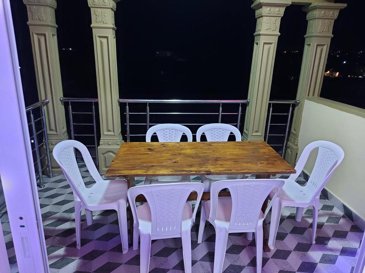 Rs Villas - Three Bedrooms Share Apartment With Private Room And Free Wifi And 100Mts To The Beach And Ac And 100Mts To Bus Stop And Pool Flic-en-Flacq Zewnętrze zdjęcie